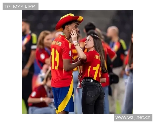 前女友与亚马尔分手后被拍到与知名博主共度派对时光